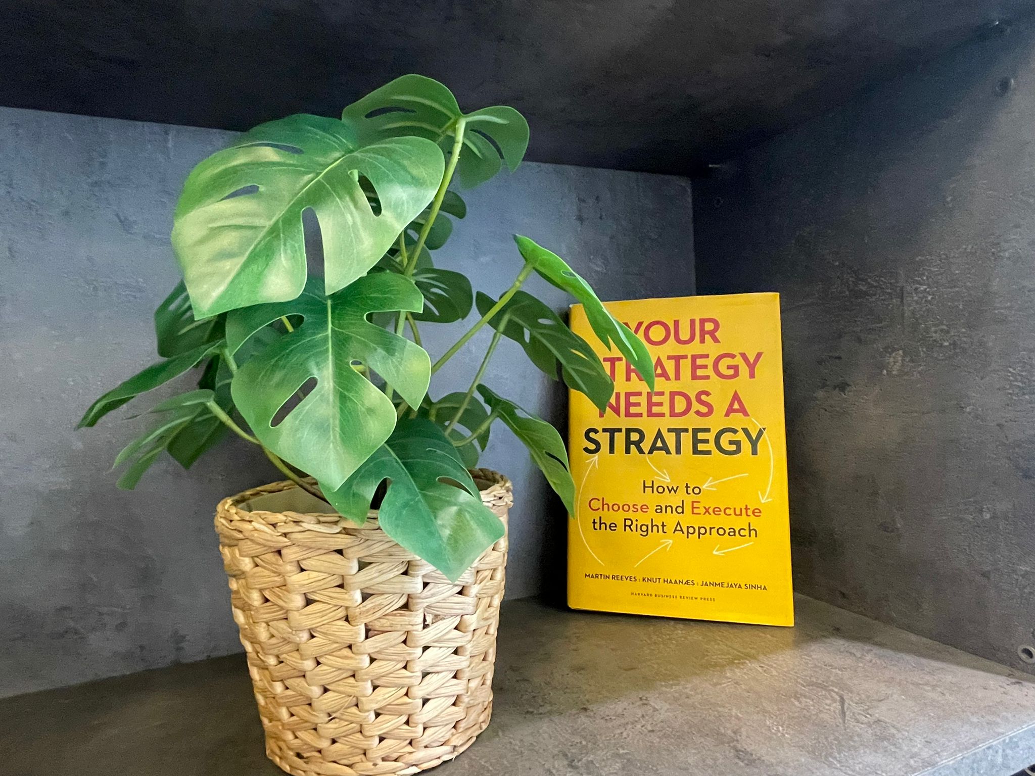 photo du livre your strategy needs a strategy - bureau Moment Up